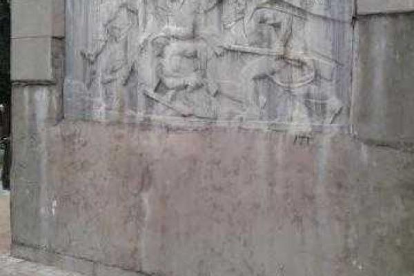 В Мариуполе отвалившаяся от памятного обелиска плитка чуть не травмировала детей В Мариуполе отвалившаяся от памятного обелиска плитка чуть не травмировала детей