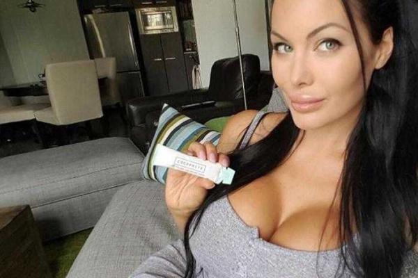 В Сети набирает популярность аккаунт очередного двойника Джоли В Сети набирает популярность аккаунт очередного двойника Джоли