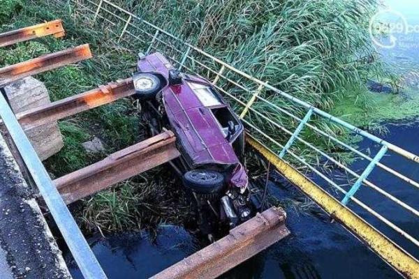 Водителем автомобиля, упавшего в реку в Мариуполе, оказался пьяный военнослужащий