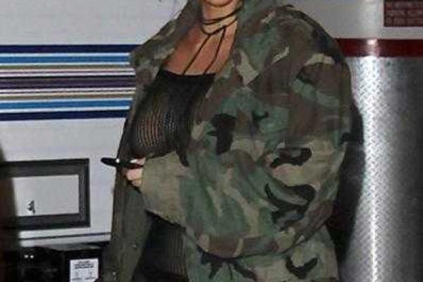 Ким Кардашьян вышла в свет в откровенном платье-сеточке Ким Кардашьян вышла в свет в откровенном платье-сеточке