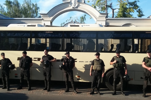 К дому Порошенко прибыла колонна протестующих К дому Порошенко прибыла колонна протестующих