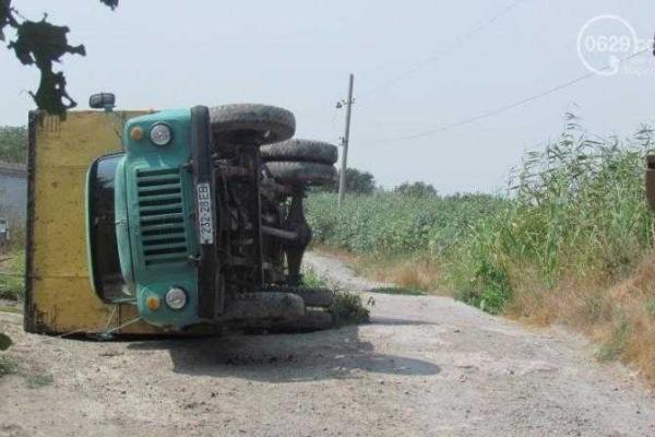 В Мариуполе произошла авария: перевернулся автомобиль Горводоканала