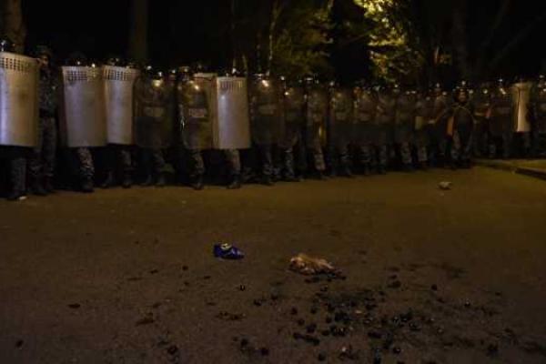 Беспорядки в Ереване: обстановка накаляется, есть раненые полицейские и митингующие