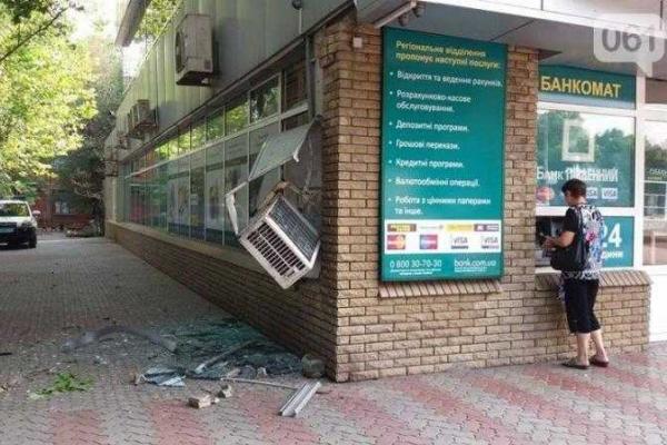 В Запорожье ночью прогремел взрыв в банке В Запорожье ночью прогремел взрыв в банке