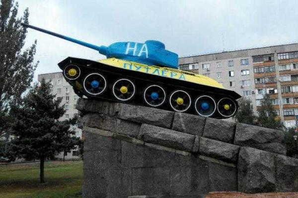 В Лисичанске мужчине, который хотел перекрасить сине-желтый "Танк", нарисовали на спине трезубец В Лисичанске мужчине, который хотел перекрасить сине-желтый "Танк", нарисовали на спине трезубец