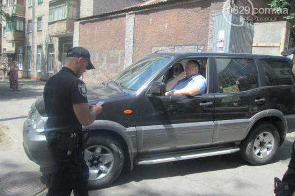 В Мариуполе внедорожник наехал на митингующего возле здания прокуратуры