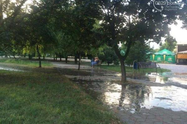 Центр Мариуполя затопило: вода бежала рекой всю ночь Центр Мариуполя затопило: вода бежала рекой всю ночь