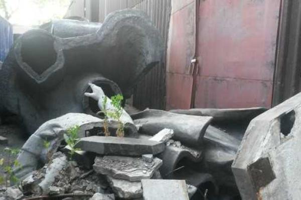 В Мариуполе демонтированные памятники Ленину покоятся на кладбище В Мариуполе демонтированные памятники Ленину покоятся на кладбище