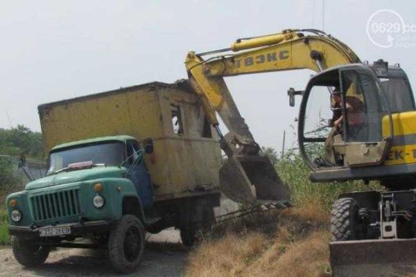 В Мариуполе произошла авария: перевернулся автомобиль Горводоканала