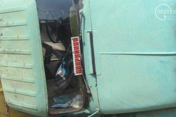 В Мариуполе произошла авария: перевернулся автомобиль Горводоканала