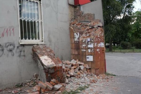 В Мариуполе грузовик с песком снес часть стены