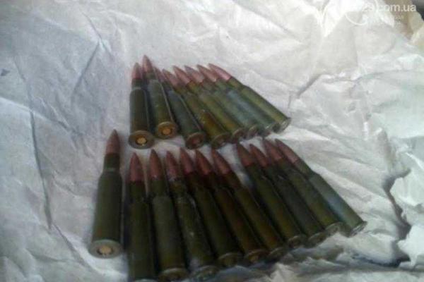 В Мариуполе полицейские обнаружили дома у ранее судимого мужчины гранату и патроны В Мариуполе полицейские обнаружили дома у ранее судимого мужчины гранату и патроны