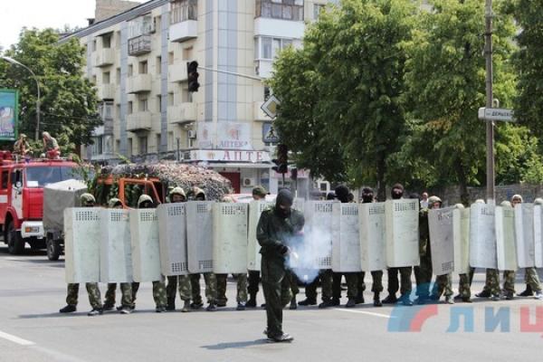 В Луганске боевики натаскивают горожан нападать на международную миссию ОБСЕ