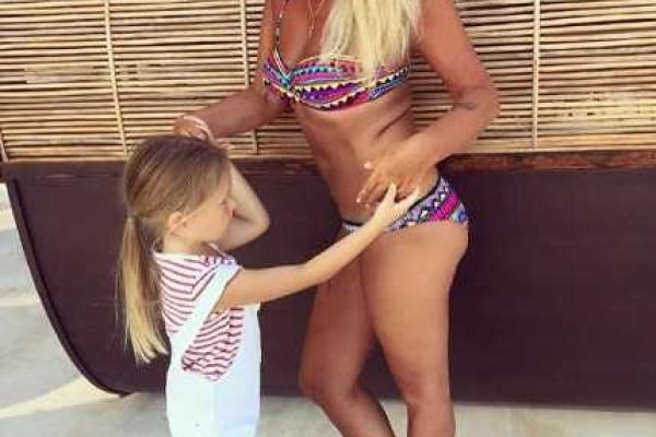 Глюкoза показала откровенное фото своей матери