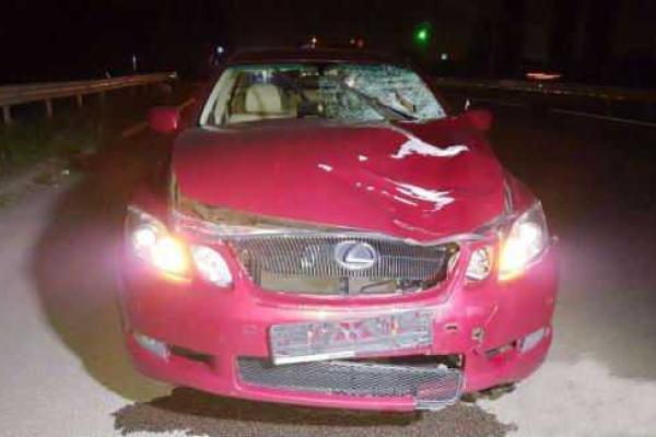 В Киеве страшное ДТП: автомобиль на большой скорости сбил насмерть парня В Киеве страшное ДТП: автомобиль на большой скорости сбил насмерть парня