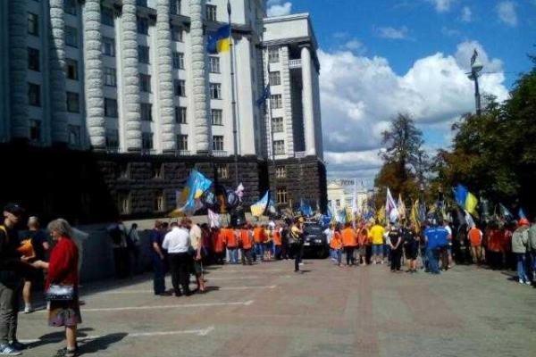 В Киеве шахтеры и бойцы "Азова" проводят митинг под стенами Кабмина