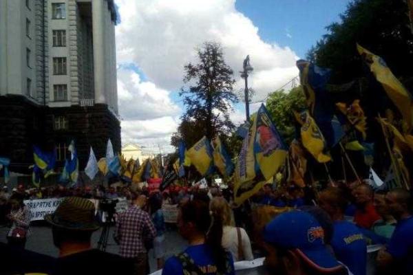 В Киеве шахтеры и бойцы "Азова" проводят митинг под стенами Кабмина