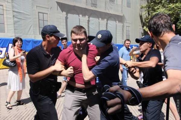 В Одессе в Надежду Савченко летели яйца В Одессе в Надежду Савченко летели яйца