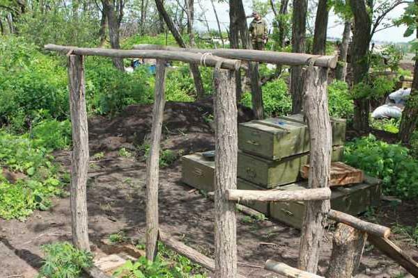 Бойцы в зоне АТО смастерили спортивный инвентарь из дерева и остатков снарядов: опубликованы фото Бойцы в зоне АТО смастерили спортивный инвентарь из дерева и остатков снарядов: опубликованы фото