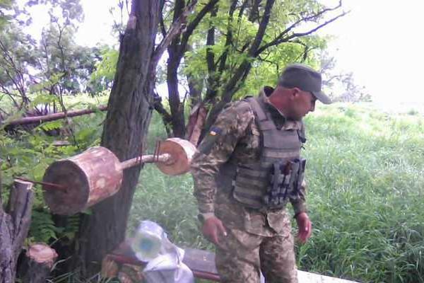 Бойцы в зоне АТО смастерили спортивный инвентарь из дерева и остатков снарядов: опубликованы фото Бойцы в зоне АТО смастерили спортивный инвентарь из дерева и остатков снарядов: опубликованы фото