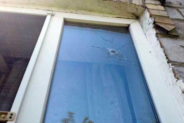 При обстреле Марьинки осколок попал женщине в шею