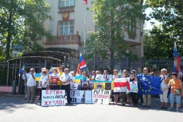 "Путин, ты всех достал": украинцы в Словении "тепло" встретили российского президента "Путин, ты всех достал": украинцы в Словении "тепло" встретили российского президента