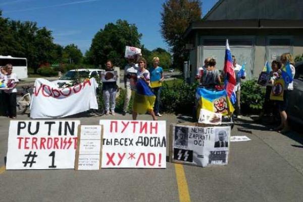 "Путин, ты всех достал": украинцы в Словении "тепло" встретили российского президента "Путин, ты всех достал": украинцы в Словении "тепло" встретили российского президента