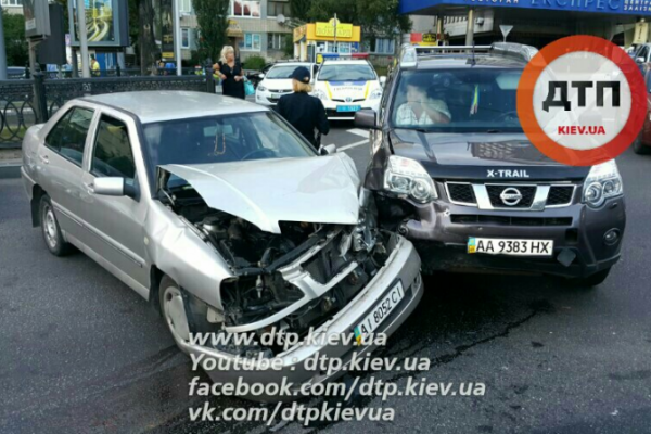 В Киеве Ниссан протаранил Чери с ребенком, есть пострадавшие В Киеве Ниссан протаранил Чери с ребенком, есть пострадавшие