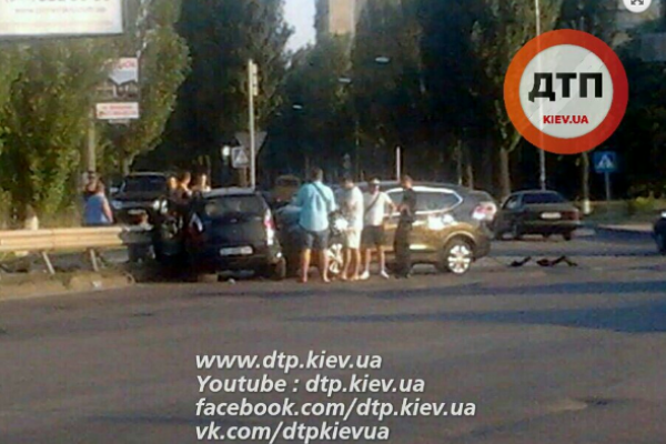 Под Киевом в Вишневом автомобиль Ниссан протаранил Чери, есть пострадавшие Под Киевом в Вишневом автомобиль Ниссан протаранил Чери, есть пострадавшие