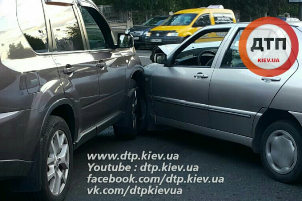 В Киеве Ниссан протаранил Чери с ребенком, есть пострадавшие В Киеве Ниссан протаранил Чери с ребенком, есть пострадавшие