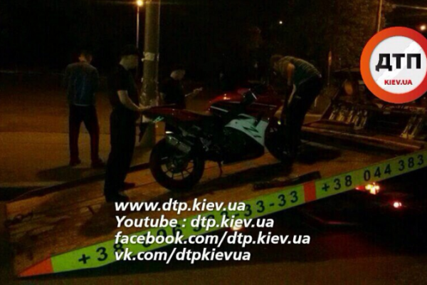 В Киеве пьяный прокурор разъезжал на мотоцикле без документов В Киеве пьяный прокурор разъезжал на мотоцикле без документов