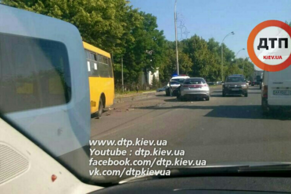 В Броварах "Хонда" вылетела на встречку и врезалась в маршрутку В Броварах "Хонда" вылетела на встречку и врезалась в маршрутку