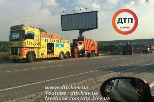 Масштабное ДТП под Киевом: мусоровоз влетел в припаркованную фуру