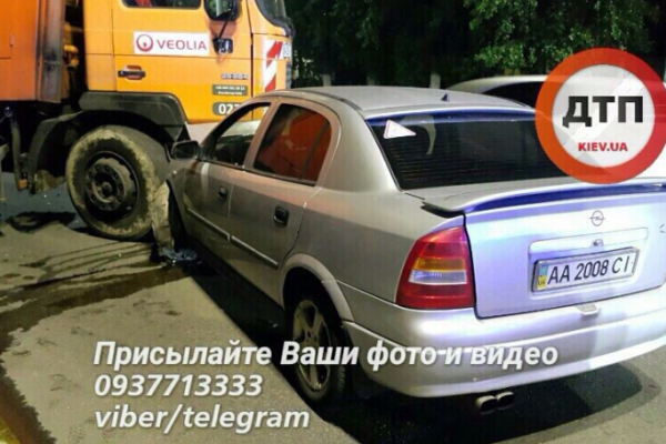 ДТП в Киеве: Опель врезался в мусоровоз