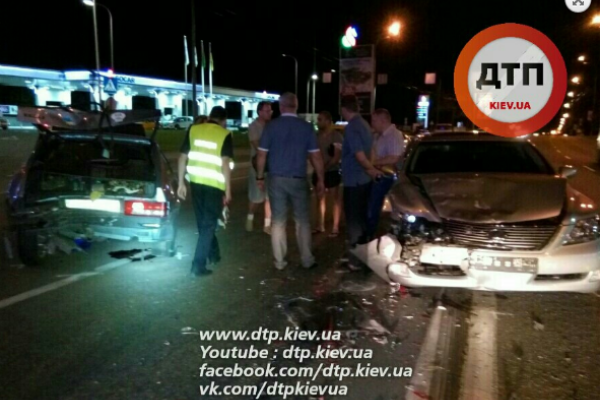 ДТП в Киеве: ВАЗ влетел в лоб Лексусу