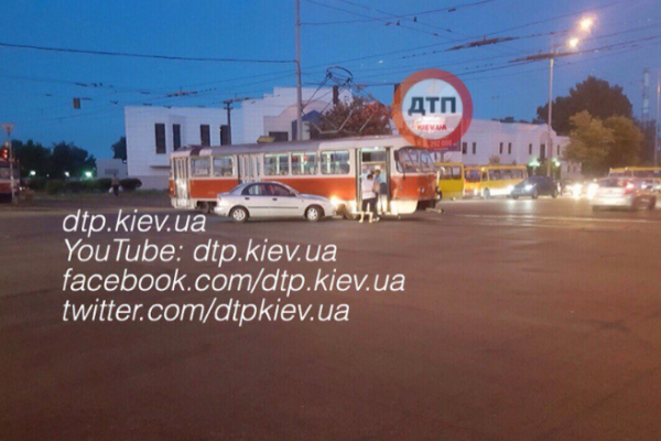 В Киеве легковушка врезалась в трамвай