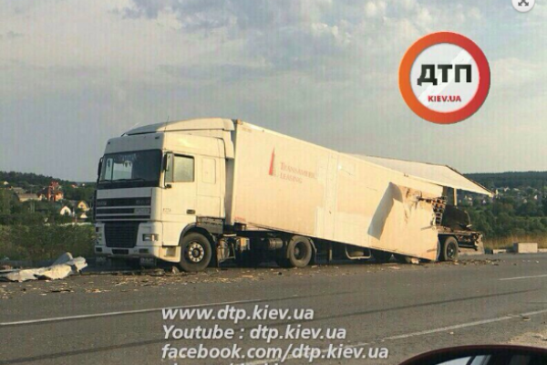 Масштабное ДТП под Киевом: мусоровоз влетел в припаркованную фуру