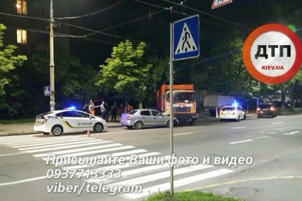 ДТП в Киеве: Опель врезался в мусоровоз