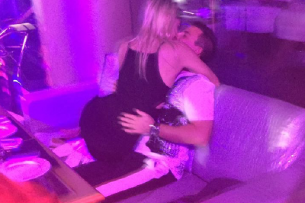 Актрису Наталью Рудову застукали за страстными поцелуями с солистом «Иванушек» Актрису Наталью Рудову застукали за страстными поцелуями с солистом «Иванушек»