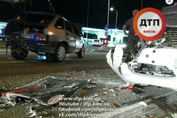 ДТП в Киеве: ВАЗ влетел в лоб Лексусу