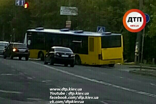 ДТП в Киеве: авто протаранило автобус и чуть не перевернуло его
