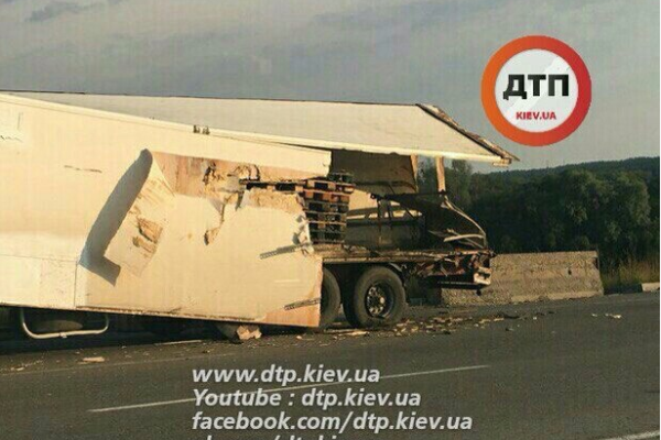 Масштабное ДТП под Киевом: мусоровоз влетел в припаркованную фуру