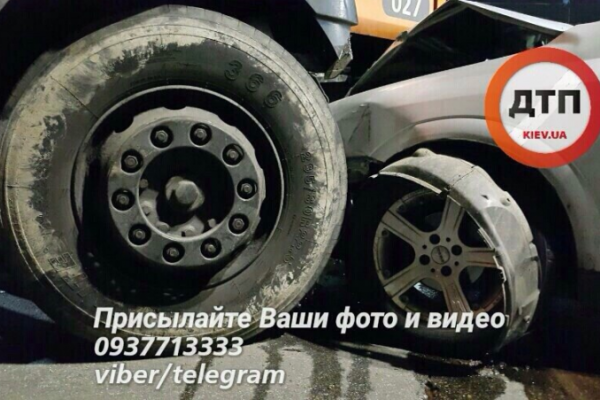 ДТП в Киеве: Опель врезался в мусоровоз