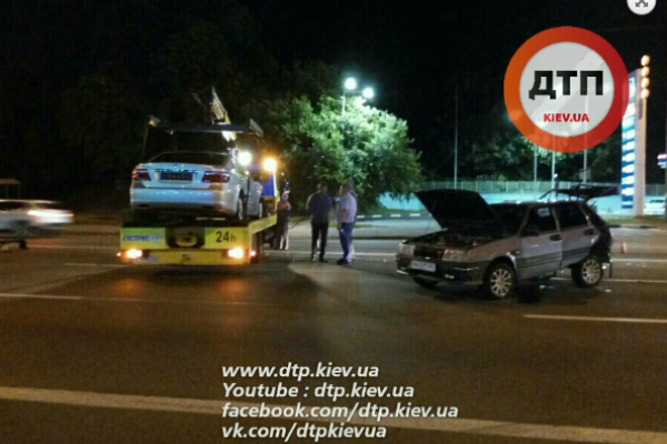 ДТП в Киеве: ВАЗ влетел в лоб Лексусу