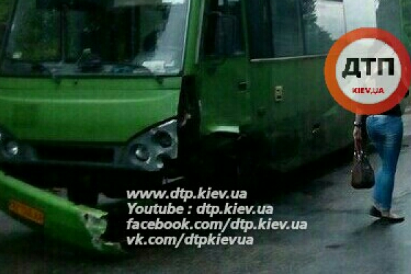В Харькове автомобиль вылетел на встречку и протаранил маршрутку: трое погибших В Харькове автомобиль вылетел на встречку и протаранил маршрутку: трое погибших