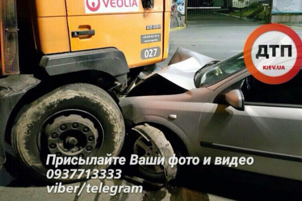 ДТП в Киеве: Опель врезался в мусоровоз