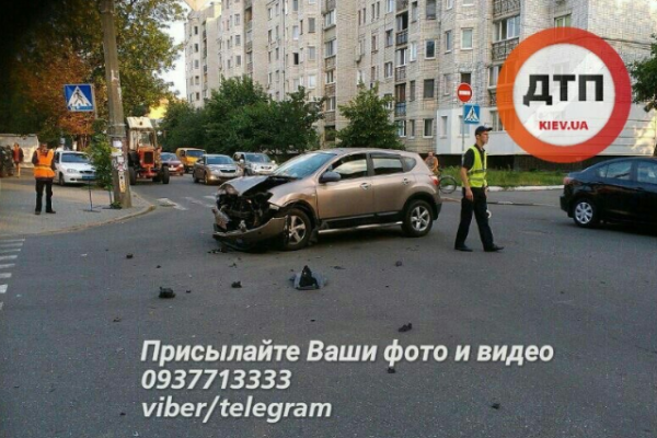В Киеве "Ниссан" протаранил и перевернул "Рендж Ровер", есть пострадавшие В Киеве "Ниссан" протаранил и перевернул "Рендж Ровер", есть пострадавшие