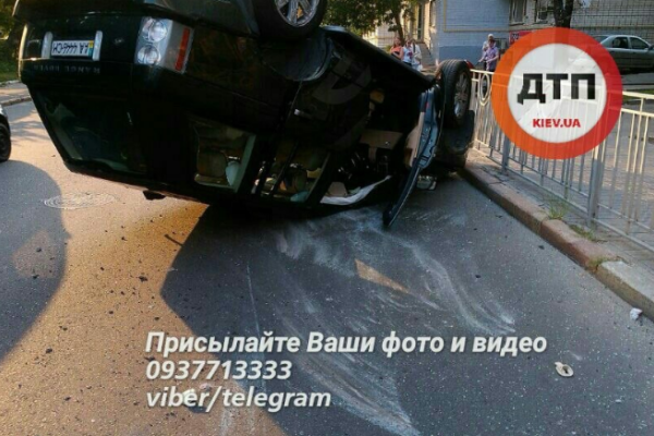 В Киеве "Ниссан" протаранил и перевернул "Рендж Ровер", есть пострадавшие В Киеве "Ниссан" протаранил и перевернул "Рендж Ровер", есть пострадавшие