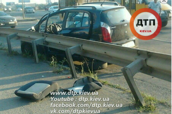 Под Киевом в Вишневом автомобиль Ниссан протаранил Чери, есть пострадавшие Под Киевом в Вишневом автомобиль Ниссан протаранил Чери, есть пострадавшие