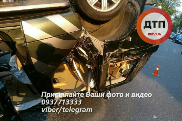 В Киеве "Ниссан" протаранил и перевернул "Рендж Ровер", есть пострадавшие В Киеве "Ниссан" протаранил и перевернул "Рендж Ровер", есть пострадавшие